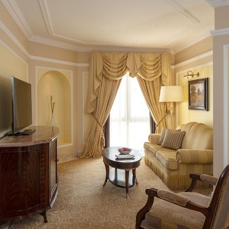 The Regency Hotel Kuwait Kuveyt Dış mekan fotoğraf A living room at the Ritz-Carlton, Tarrant County