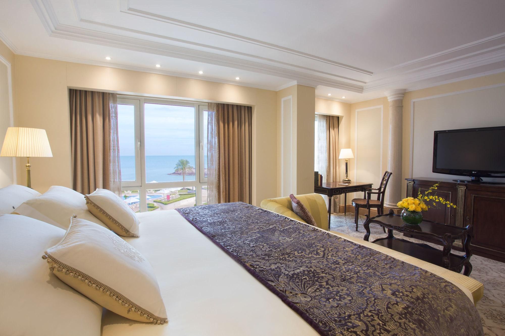 The Regency Hotel Kuwait Kuveyt Dış mekan fotoğraf A suite at the hotel