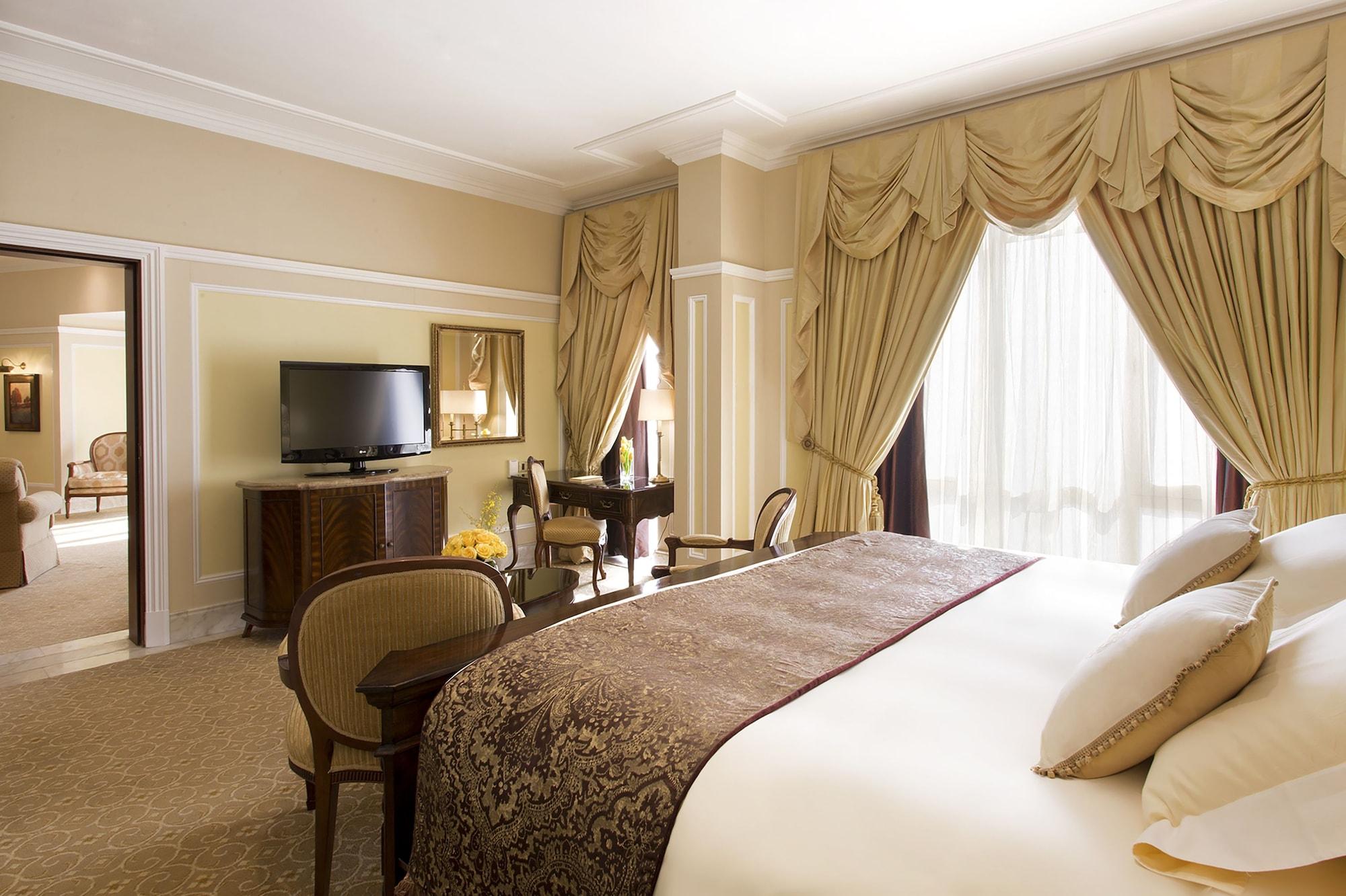The Regency Hotel Kuwait Kuveyt Dış mekan fotoğraf A bedroom at the hotel