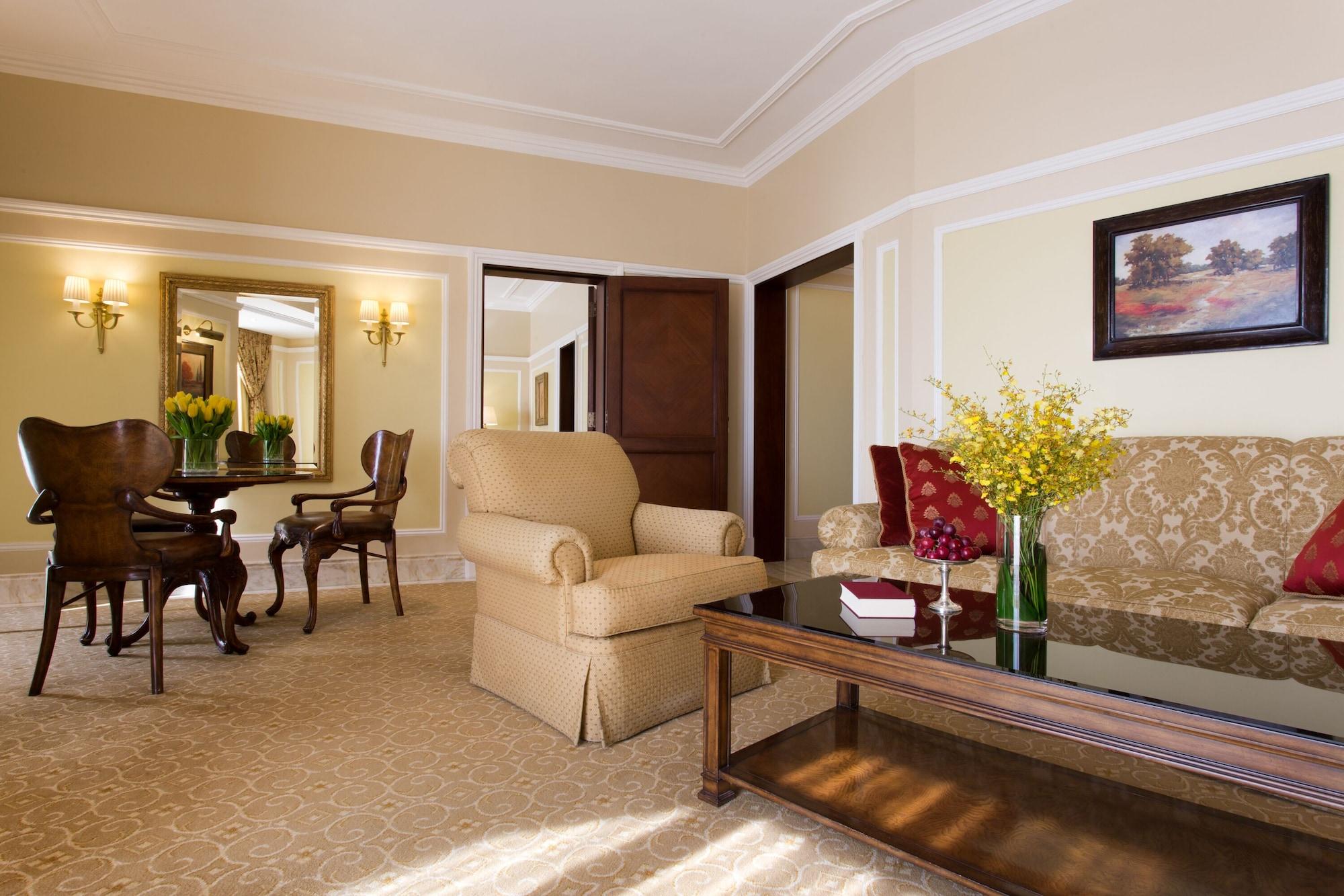 The Regency Hotel Kuwait Kuveyt Dış mekan fotoğraf A suite at the Four Seasons Hotel