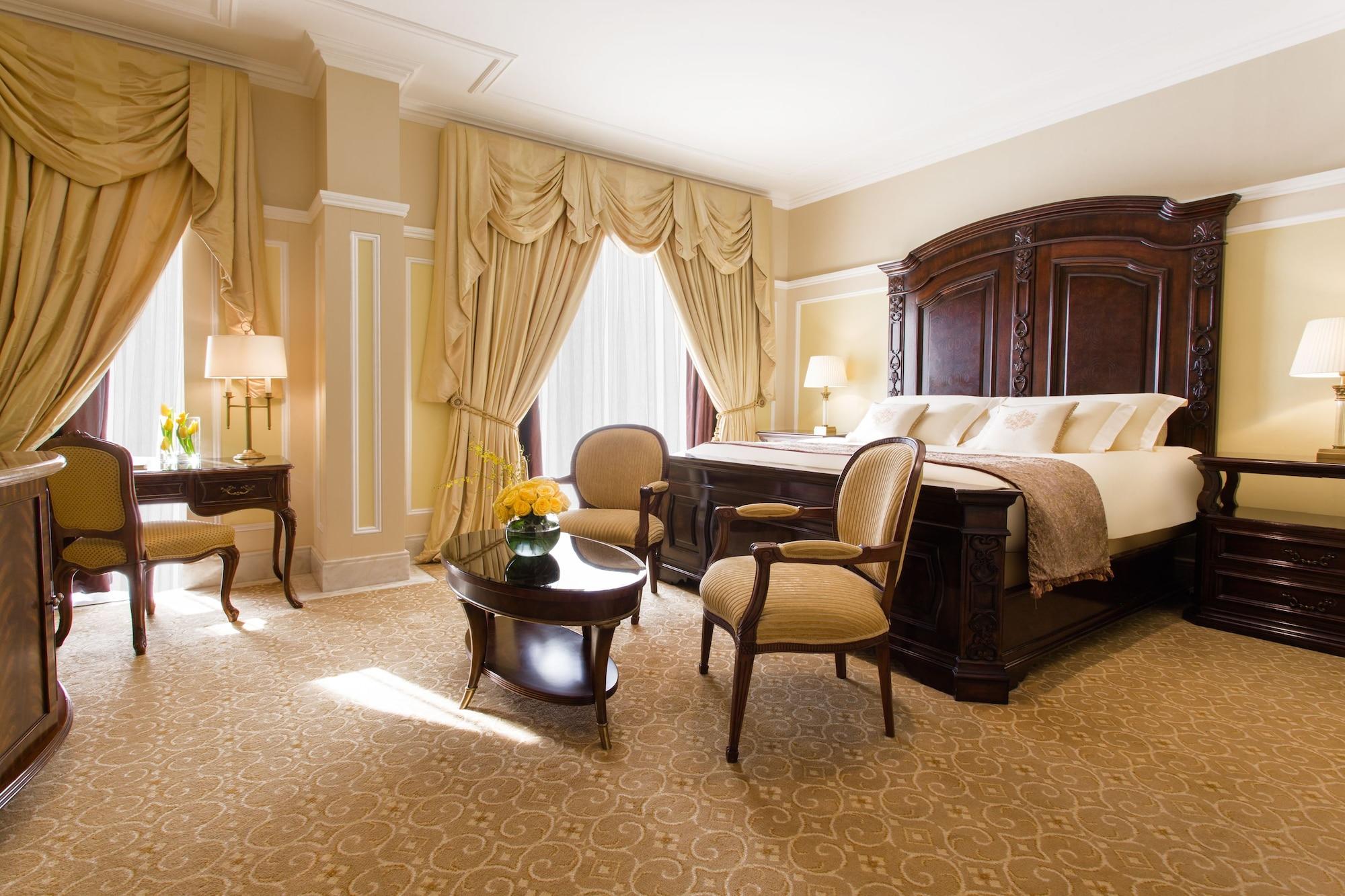 The Regency Hotel Kuwait Kuveyt Dış mekan fotoğraf A bedroom at the Ritz-Carlton, Boston