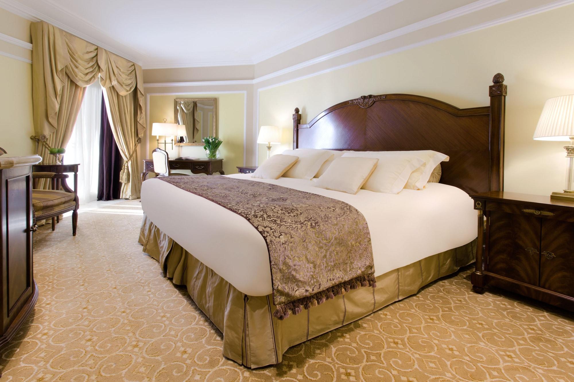 The Regency Hotel Kuwait Kuveyt Dış mekan fotoğraf A guest room at the Four Seasons Hotel