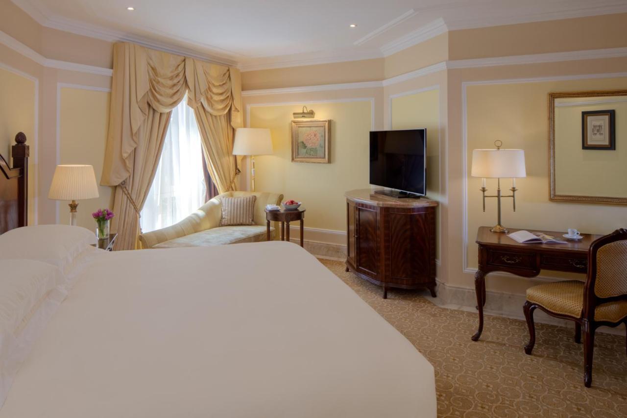 The Regency Hotel Kuwait Kuveyt Dış mekan fotoğraf A room at the hotel