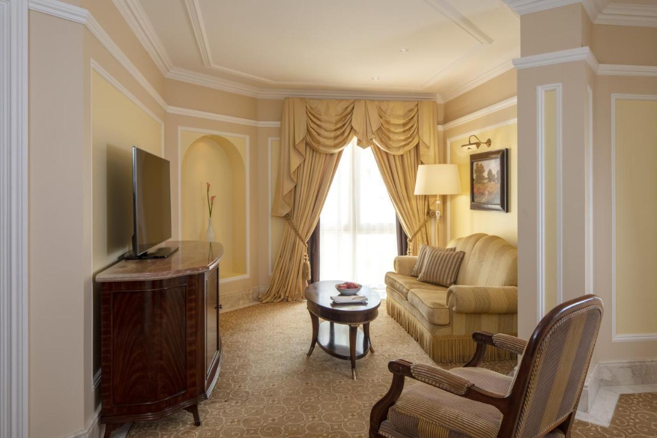 The Regency Hotel Kuwait Kuveyt Dış mekan fotoğraf A living room at the Ritz-Carlton, Tarrant County