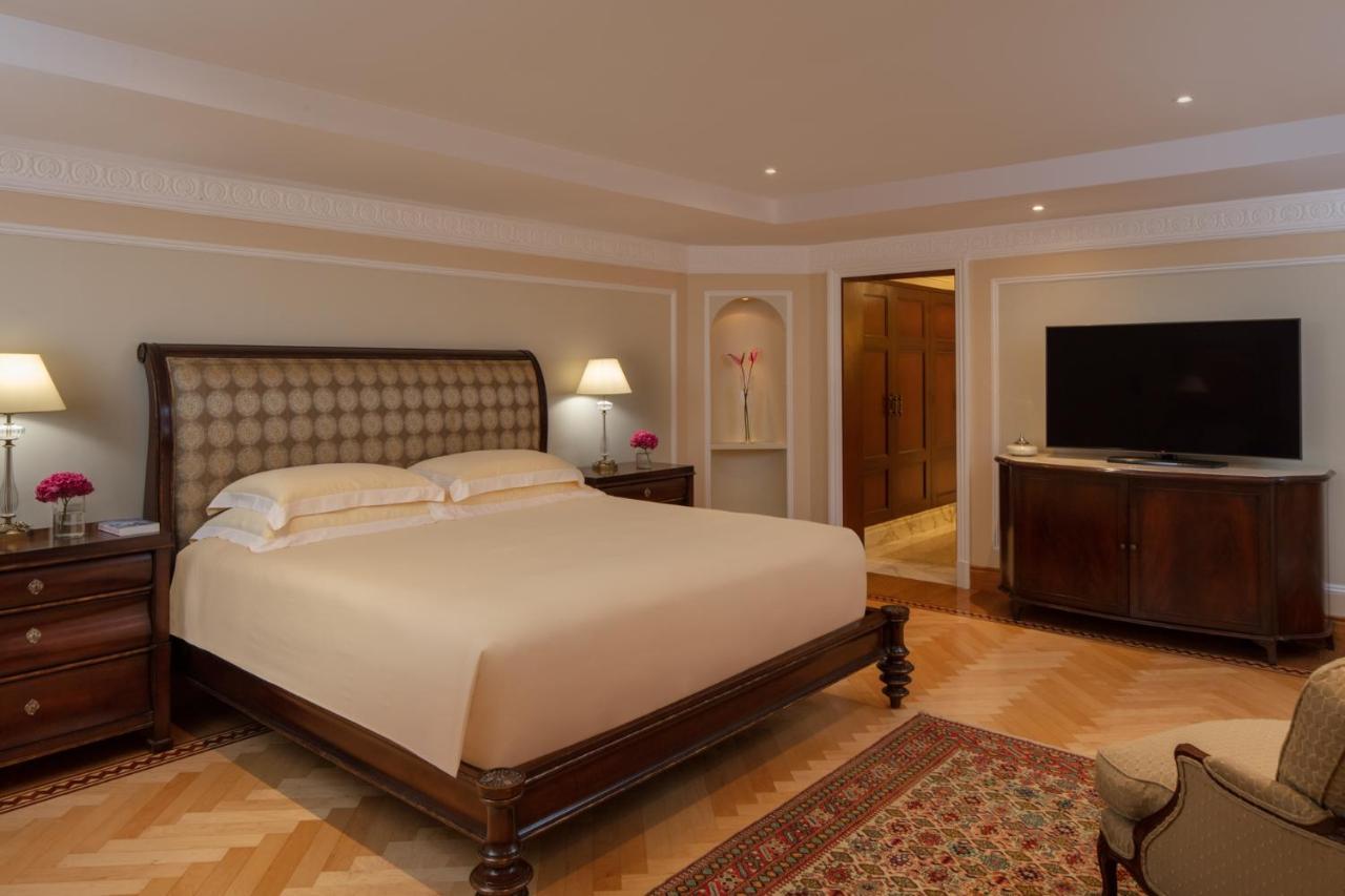 The Regency Hotel Kuwait Kuveyt Dış mekan fotoğraf A bedroom at the Taj Mahal Palace
