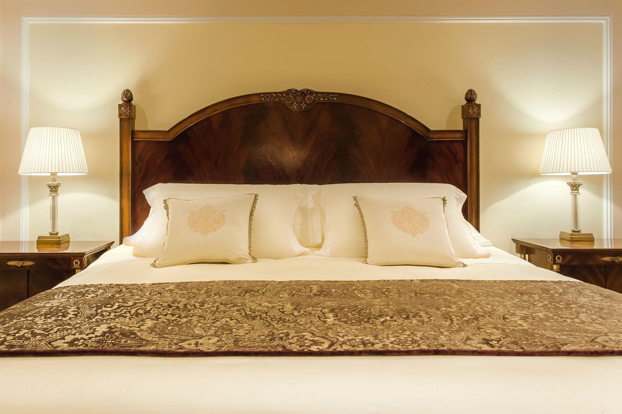 The Regency Hotel Kuwait Kuveyt Dış mekan fotoğraf A bed