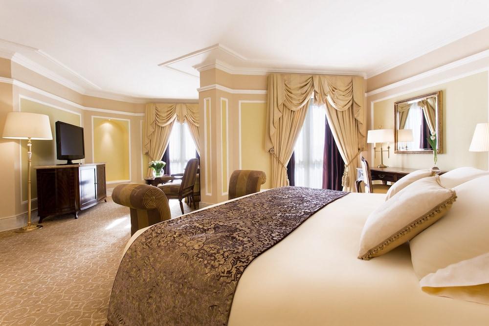 The Regency Hotel Kuwait Kuveyt Dış mekan fotoğraf A suite at the Four Seasons Hotel, London