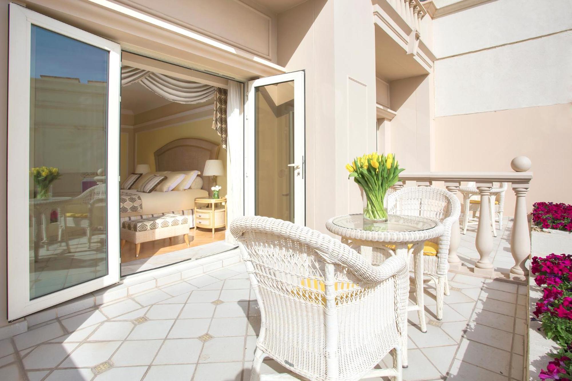 The Regency Hotel Kuwait Kuveyt Dış mekan fotoğraf A balcony
