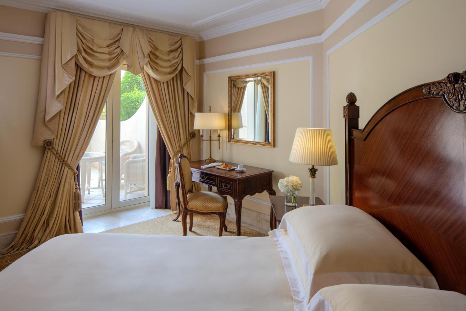 The Regency Hotel Kuwait Kuveyt Dış mekan fotoğraf A bedroom at the hotel