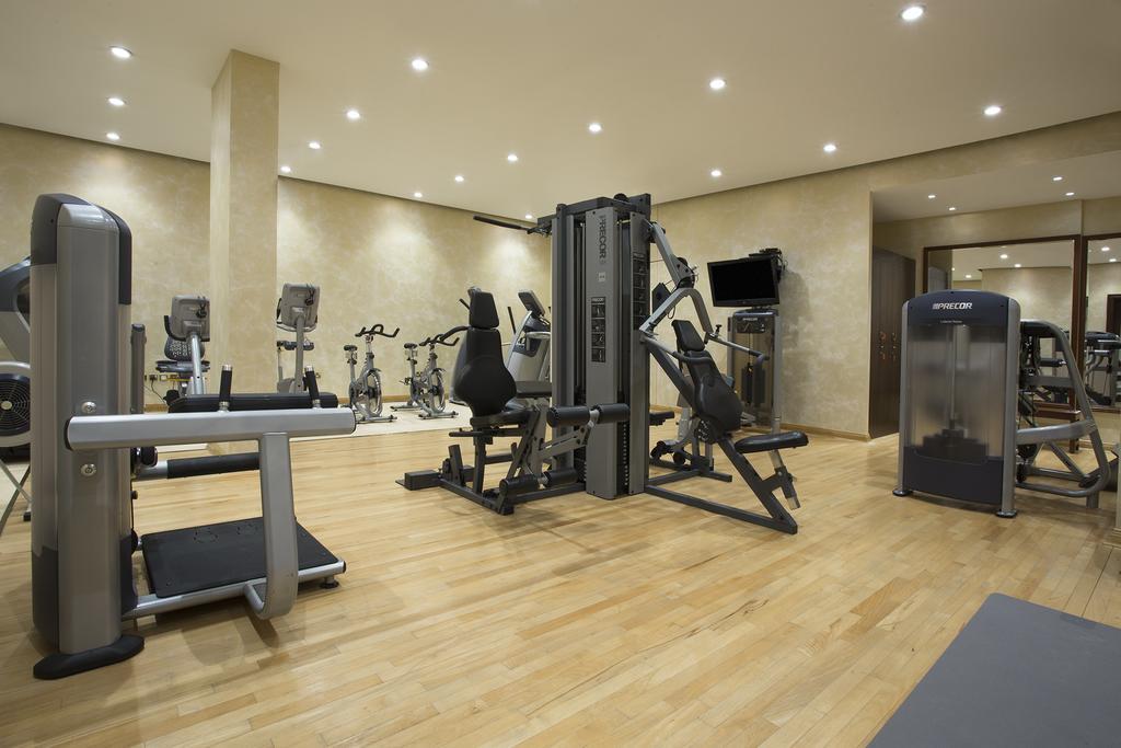 The Regency Hotel Kuwait Kuveyt Dış mekan fotoğraf The gym at the hotel