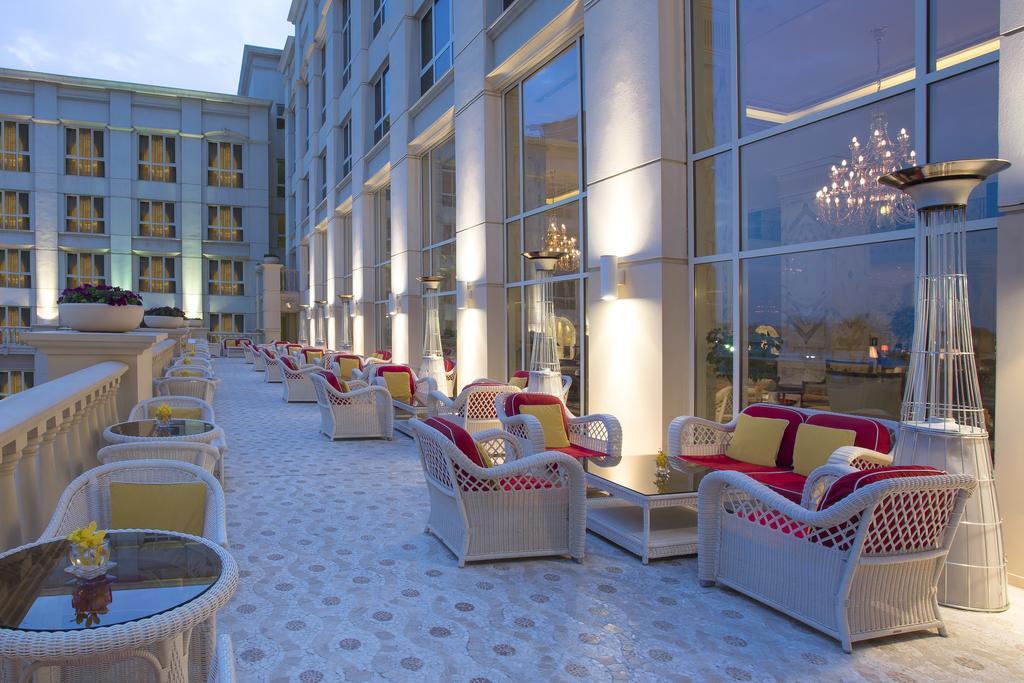 The Regency Hotel Kuwait Kuveyt Dış mekan fotoğraf The lounge at the top of the hotel